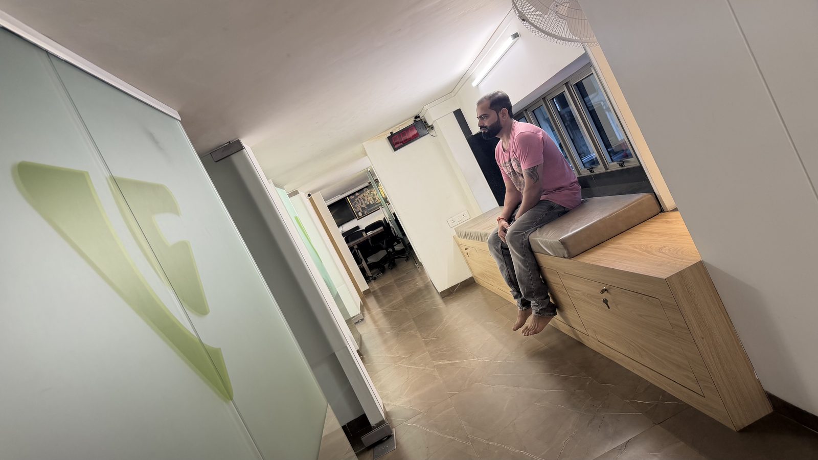 Waiting area · upper deck
